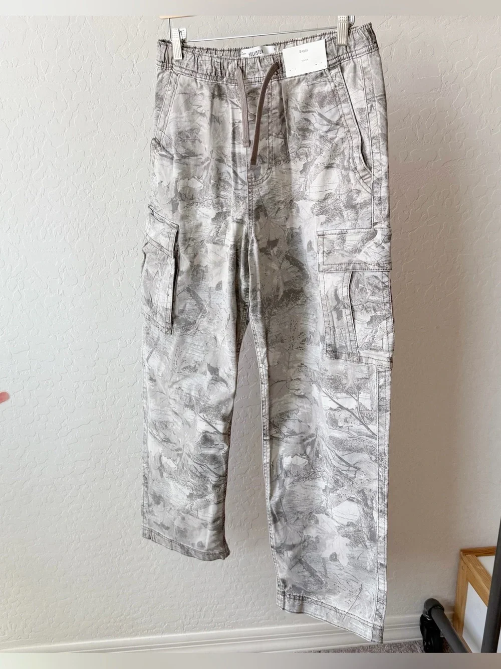 Hollister Men's Super Baggy Camo Cargo Pants - Picture 2 of 9